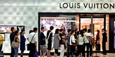 Chinese-tourists-Louis-Vuitton